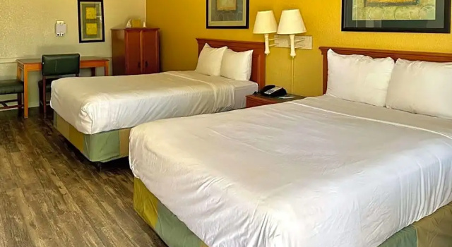 Четырёхместный номер Standard Baymont by Wyndham Nacogdoches Near University
