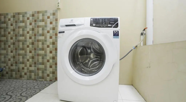 OYO Life 2532 Kost Putri ADIA, Prenota Hotel Wonocolo East Java