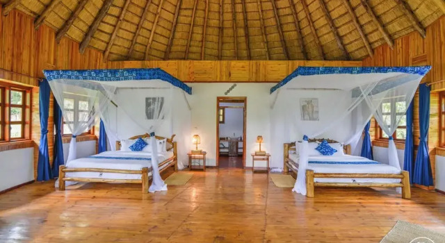 Коттедж Executive с балконом Kibale Tourist Safari Lodge