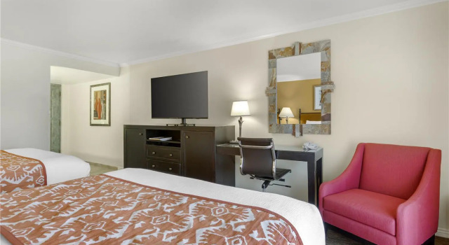 Четырёхместный номер Standard с балконом и с видом на город Best Western Plus Arroyo Roble Hotel & Creekside Villas