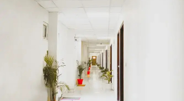 Roomshala 124 Royal inn Rohini, Забронировать Отель Отели Нью-Дели с парковкой, Парковка