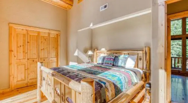 Skiing Bear Chalet