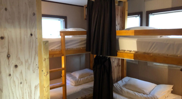 Кровать в общем номере IZA Kamakura Guest House and Bar