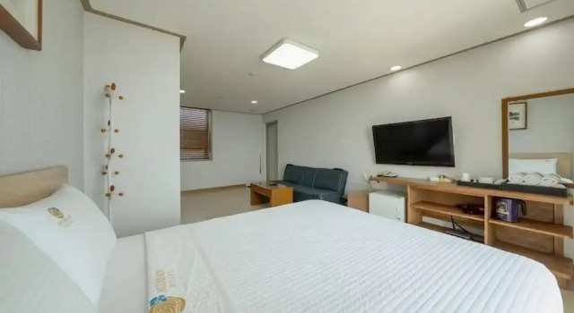Двухместный номер Standard с 2 комнатами с балконом и с видом на океан Hound Hotel Deacheon Beach