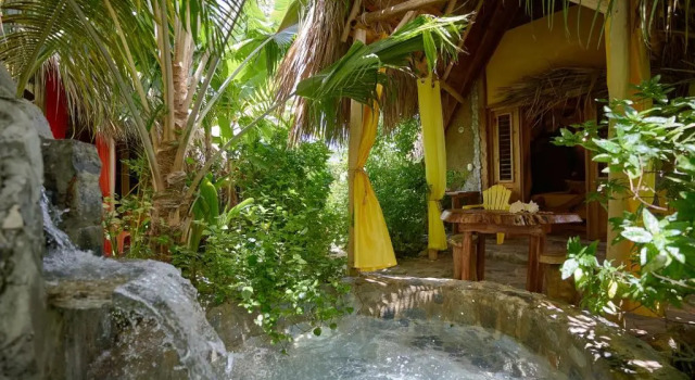 Бунгало с видом на воду CHALET TROPICAL Hotel & Pool Bar Restaurant