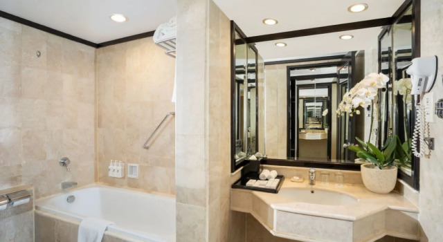 Double suite junior Hotel Ciputra Semarang managed by Swiss-Belhotel International