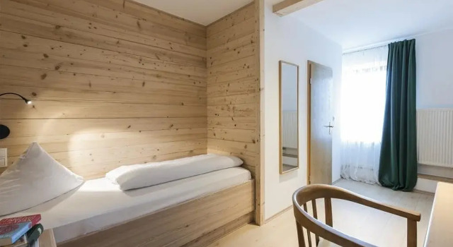 Forstnerwirt hotel   stubn   biergarten, Varaa Hotelli Hotellit Baijeri pysäköinnillä, Pysäköinti