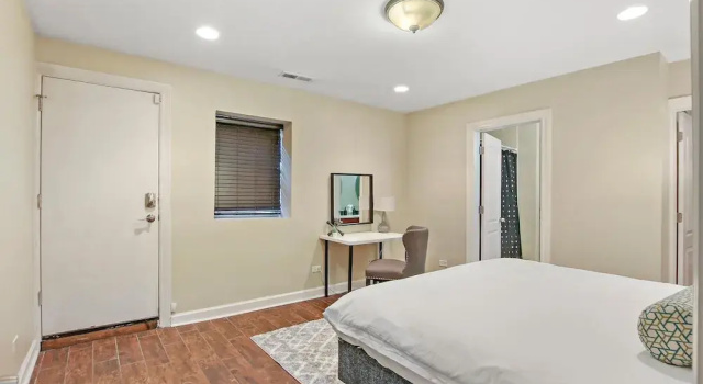 Upscale 4BR in Wicker Park - Damen 1R, Забронировать Апартаменты/квартира Уикер-парк Чикаго, рядом с Ukrainian National Museum
