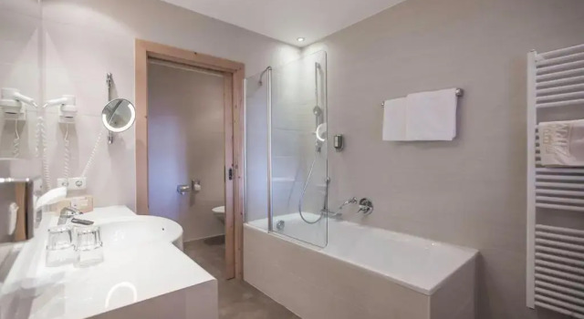 Двухместный номер Standard с балконом Kronplatz-Resort Berghotel Zirm