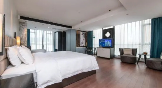 Полулюкс Deluxe Paco Hotel