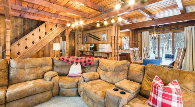 2 Mi to Schuss Mountain: Cozy Cabin w/ Deck, Prenota Casa vacanze Mancelona Stati Uniti