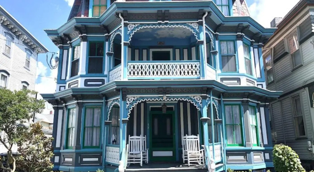 Victorian Manor with heated Saltwater Pool on Jackson Street 300ft To Beach Sleeps 18, Забронировать Отель Кейп-Мей Нью-Джерси