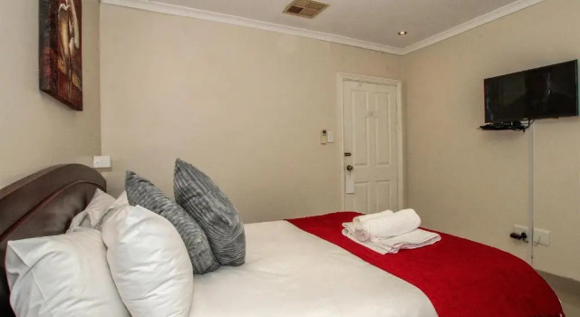 Addis Bed and Breakfast, Забронировать Отель Отели Умхланга с бассейном, рядом с Granada Square Shopping Centre, Бассейн
