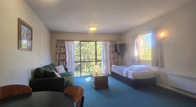 Номер Deluxe c 1 комнатой с балконом и с видом на поле для гольфа Aspen Lodge Motel
