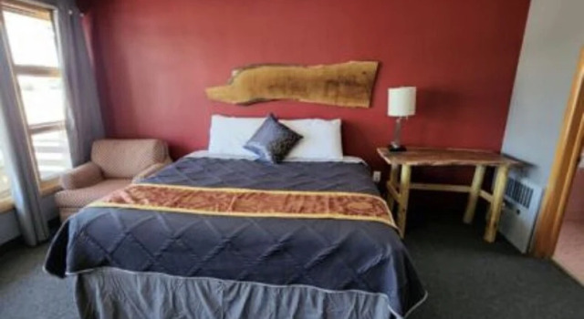 Tri-State Wood Inn, Buchen Sie Hotel Dickeyville Wisconsin