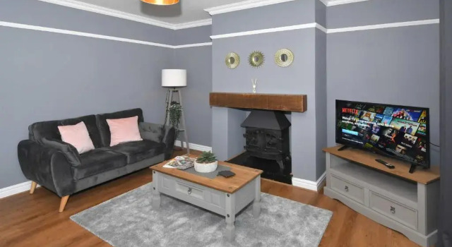Orion House - sleeps 6, driveway, garden, Book Hotel Crewe 