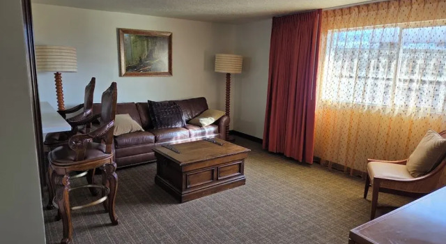 Люкс Deluxe New Western Inn & Suites