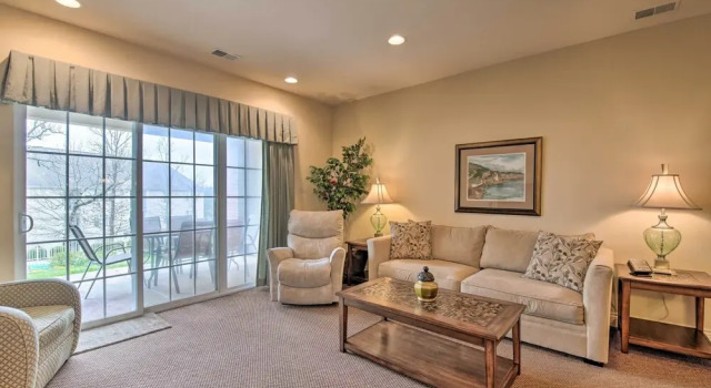 Cozy Holiday Getaway: Branson Condo 3 Mi to Dtwn!, Забронировать Апартаменты/квартира Отели Table Rock Lake с парковкой, Парковка