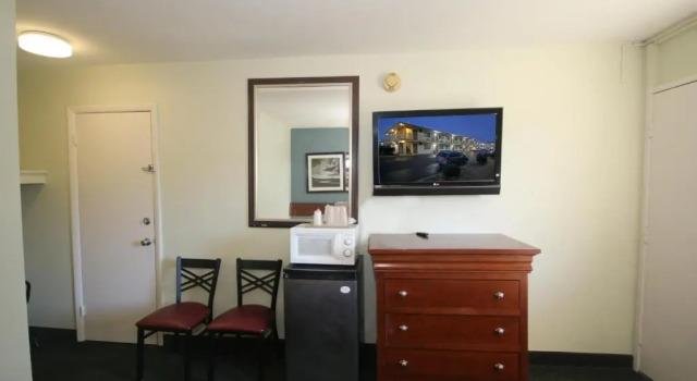Четырёхместный номер Standard Royal Inn and Suites Charlotte Airport