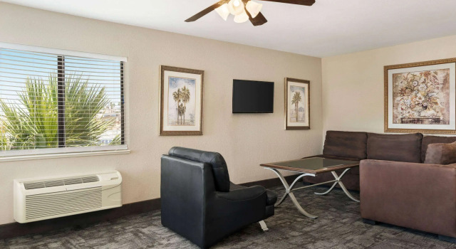 Travelodge by Wyndham Lake Havasu, Забронировать Отель Отели Лейк-Хавасу-Сити с парковкой, рядом с Psychic Advisor, Парковка