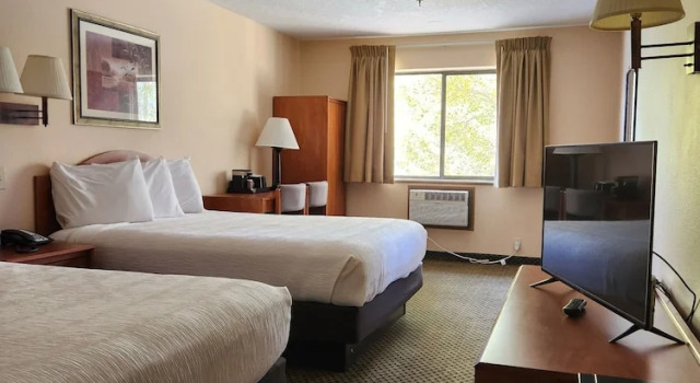 Четырёхместный номер Standard Luxury Inn & Suites
