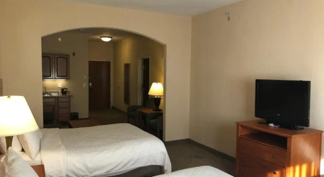 Семейный люкс Holiday Inn Express Hotel & Suites Lansing-Dimondale by IHG