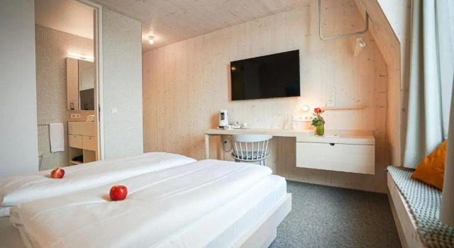 Hotel Bergamo Modern & zentral in Ludwigsburg 24h Check in 3 Min zum Schloss nachhaltiges Hotel in Holzbauweise, Забронировать Отель Отели и гостиницы Людвигсбург, рядом с Конференц-центр Forum am Schlosspark, Отель
