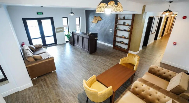 Hotel Yara, Varaa Hotelli Hotellit Carpathians - Romania uima-altaalla, Uima-allas