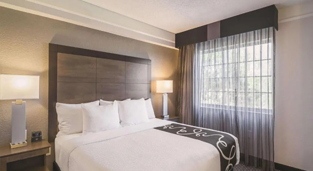 Двухместный люкс Deluxe La Quinta Inn & Suites by Wyndham Austin Near The Domain
