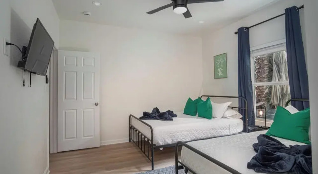 Коттедж Vibrant 4br/3ba Oasis Near Happy Downtown!