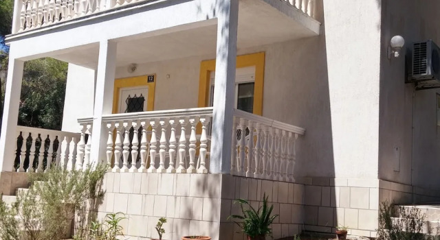 Apartments Elena, Prenota Appartamento Rukavac Vis, vicino a Spiaggia di Tepluš