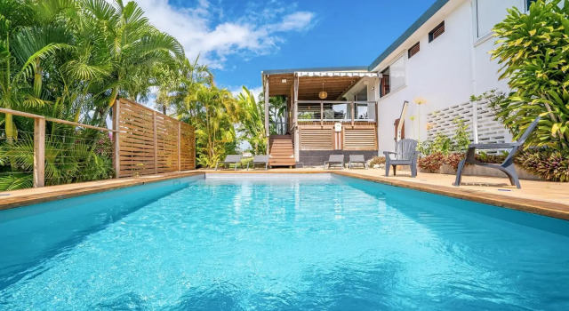 Villa les Lucioles, piscine privée, jardin, à 300m de la plage, Varaa Villa Mökit kohteessa Fort-de-France, Mökki