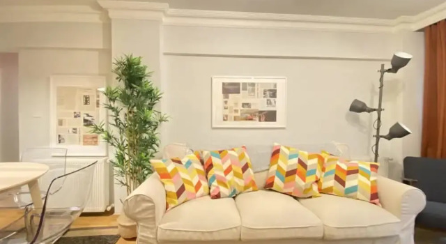 Charming and Central Flat with Balcony in Beyoglu, Забронировать Отель Бейоглу Стамбул, рядом с Галатасарайский лицей