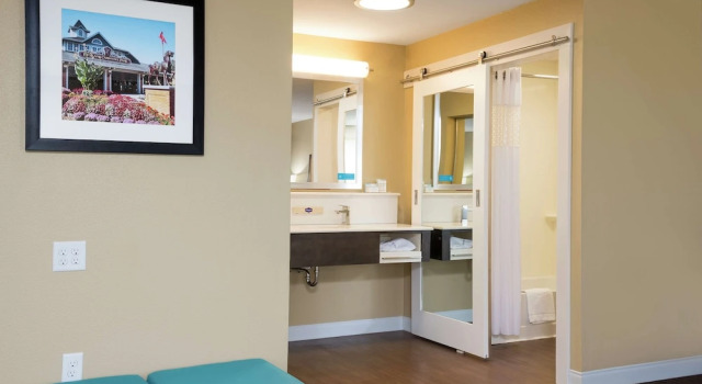 Четырёхместный люкс Hampton Inn & Suites Fremont