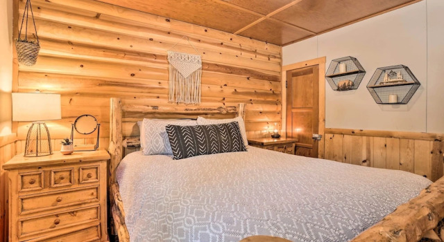 < 2 Mi to Lake: Big Bear City Cabin w/ Hot Tub!, Забронировать Дом для отпуска Биг-Бэар-Сити San Bernardino Mountains