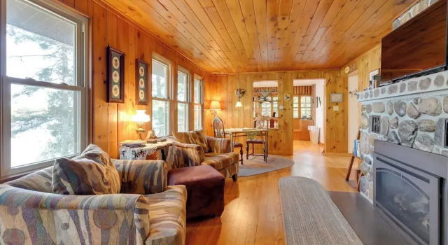 Cozy Lakefront Cabin w/ Indoor Gas Fireplace!, Забронировать Отель Мерсер Big Powderhorn-Blackjack-Indianhead, рядом с Парк Кароу