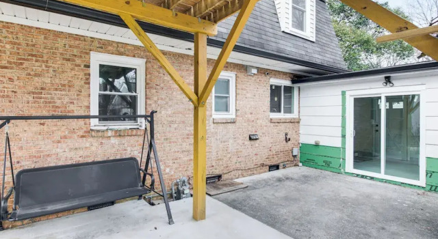 Коттедж 6 Mi to Spectrum Center: Spacious Getaway w/ Deck