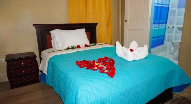 Hostal La Zona, Забронировать Отель La Floresta Кито, рядом с Del Arbolito Park