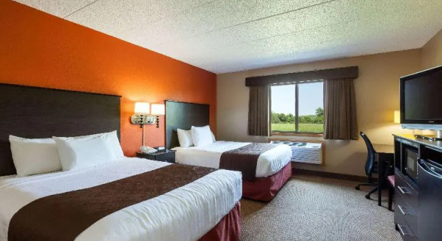 Четырёхместный номер Deluxe AmericInn by Wyndham Algona