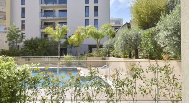 MODERN GARDEN-LEVEL APARTMENT 2 mn from the beaches !