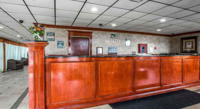 Quality Inn & Suites, Varaa Hotelli Hotellit New York State uima-altaalla, Uima-allas