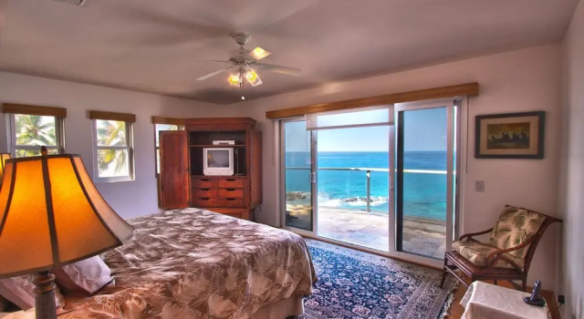 Hale Honu Oceanfront by RedAwning