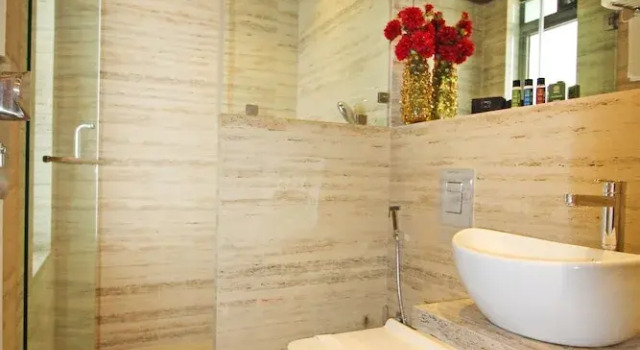 Кровать в общем номере с 6 комнатами Theory9 Premium Serviced Apartments Khar