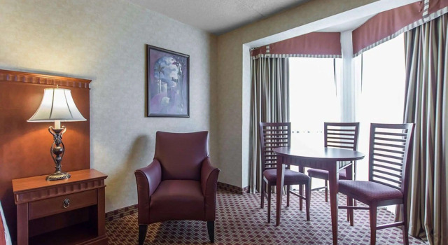 Quality Inn & Suites Bay Front, Забронировать Отель Су-Сент-Мари North Central Ontario, рядом с Ermatinger-Clergue National Historic Site