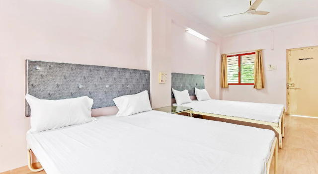 SPOT ON 48335 Hotel Kuber Lodge, Забронировать Отель Отели Насик с парковкой, Парковка