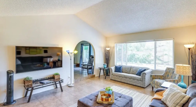 Коттедж Centrally Located Glendale Home w/ Yard & Grill