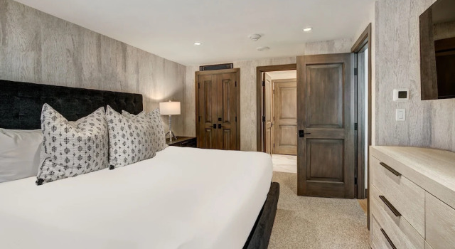 Elegant 3 Bedroom Condo Lodge at Vail by RedAwning - Save 20% on 7+ Nights!