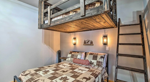 Modern Cabin - 2 Mi to Speelyi Beach!, Rezerwuj Dom wakacyjny Hotele w Ronald z parkingiem, Parking