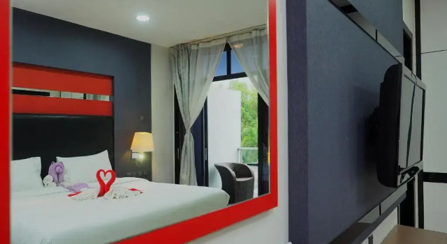 Двухместный номер Deluxe с балконом The Centro Hotel & Residence By Orchardz