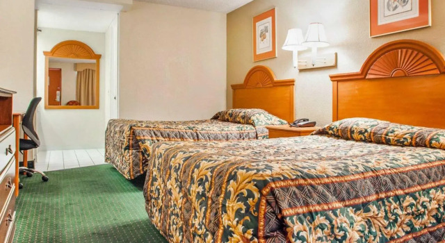 Четырёхместный номер Standard Rodeway Inn Mount Laurel Hwy 73